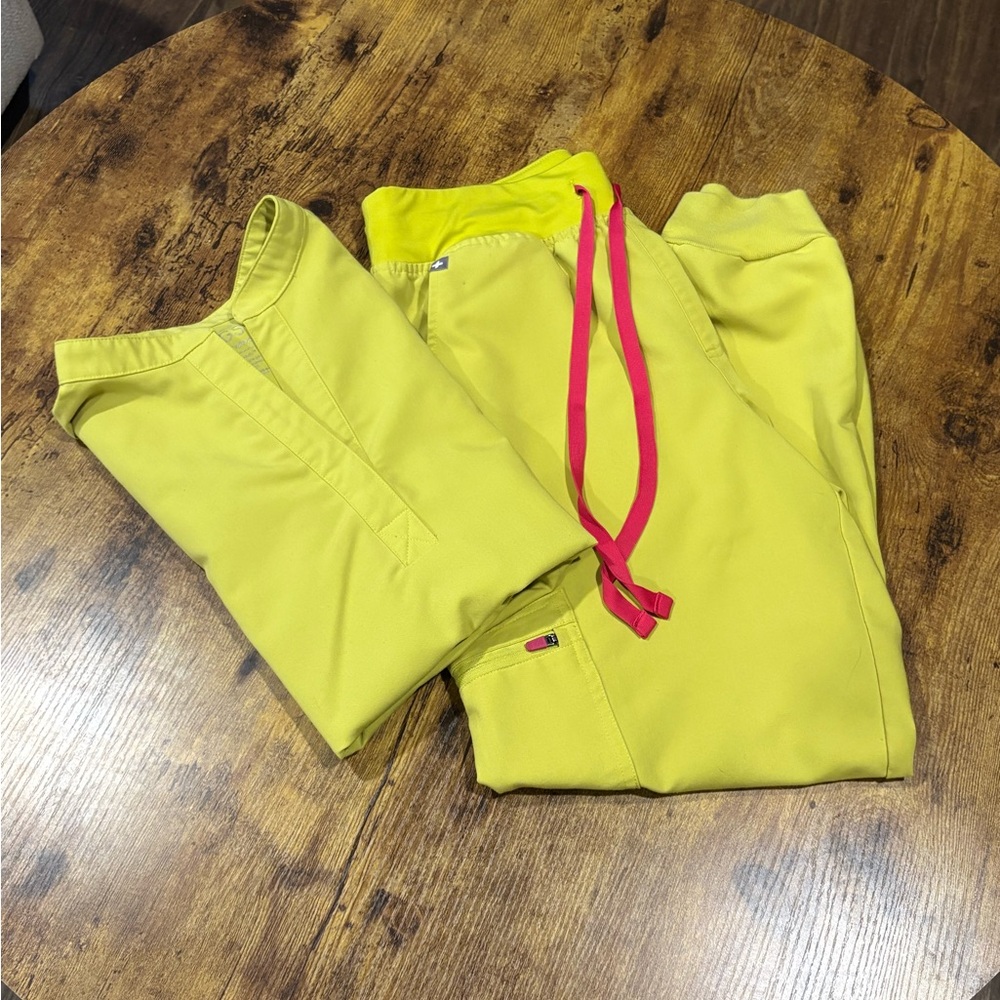 Figs scrub set in lime green